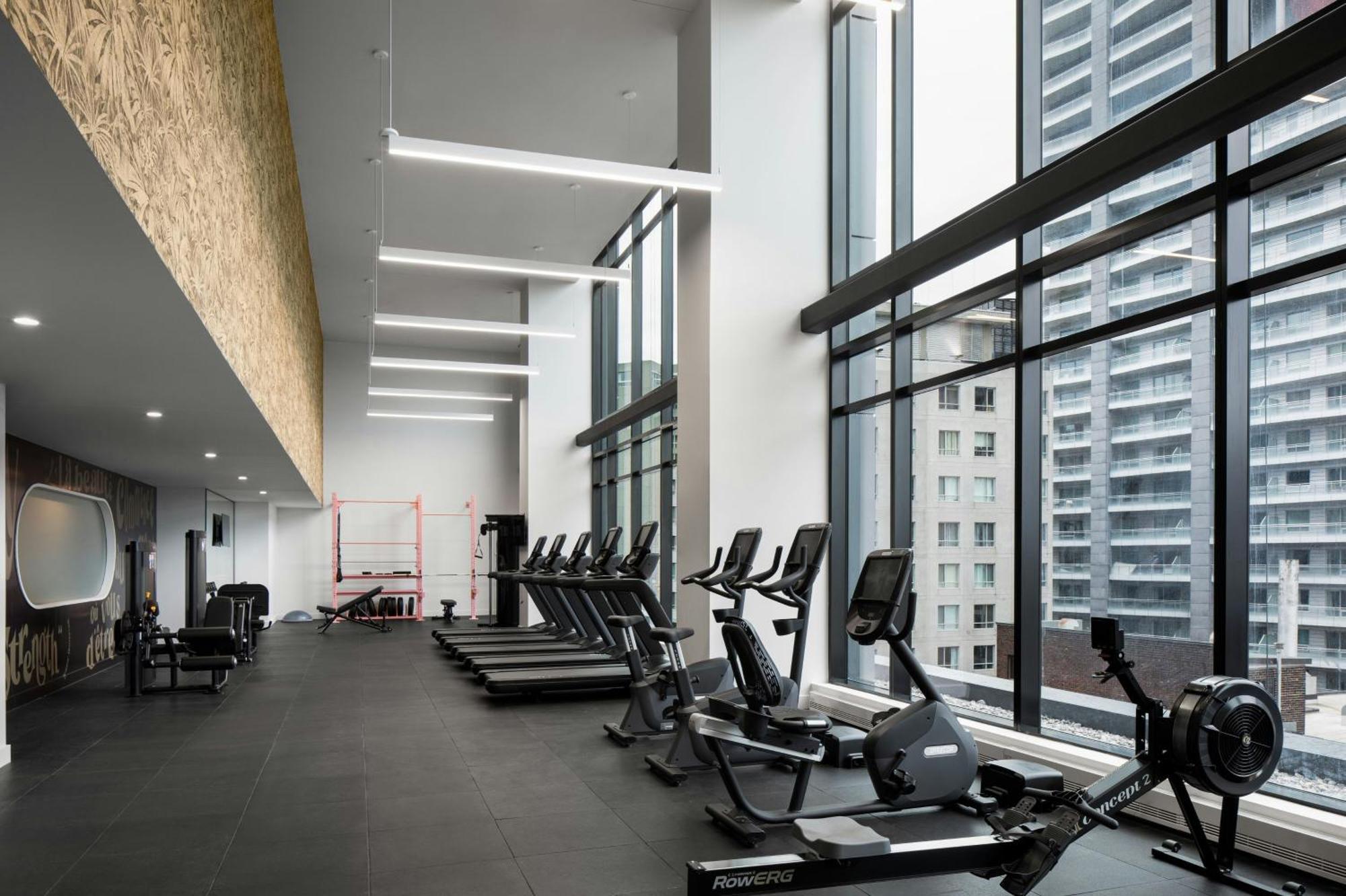 Honeyrose Hotel, Montreal, A Tribute Portfolio Hotel Εξωτερικό φωτογραφία The gym at The Collective Old Oak