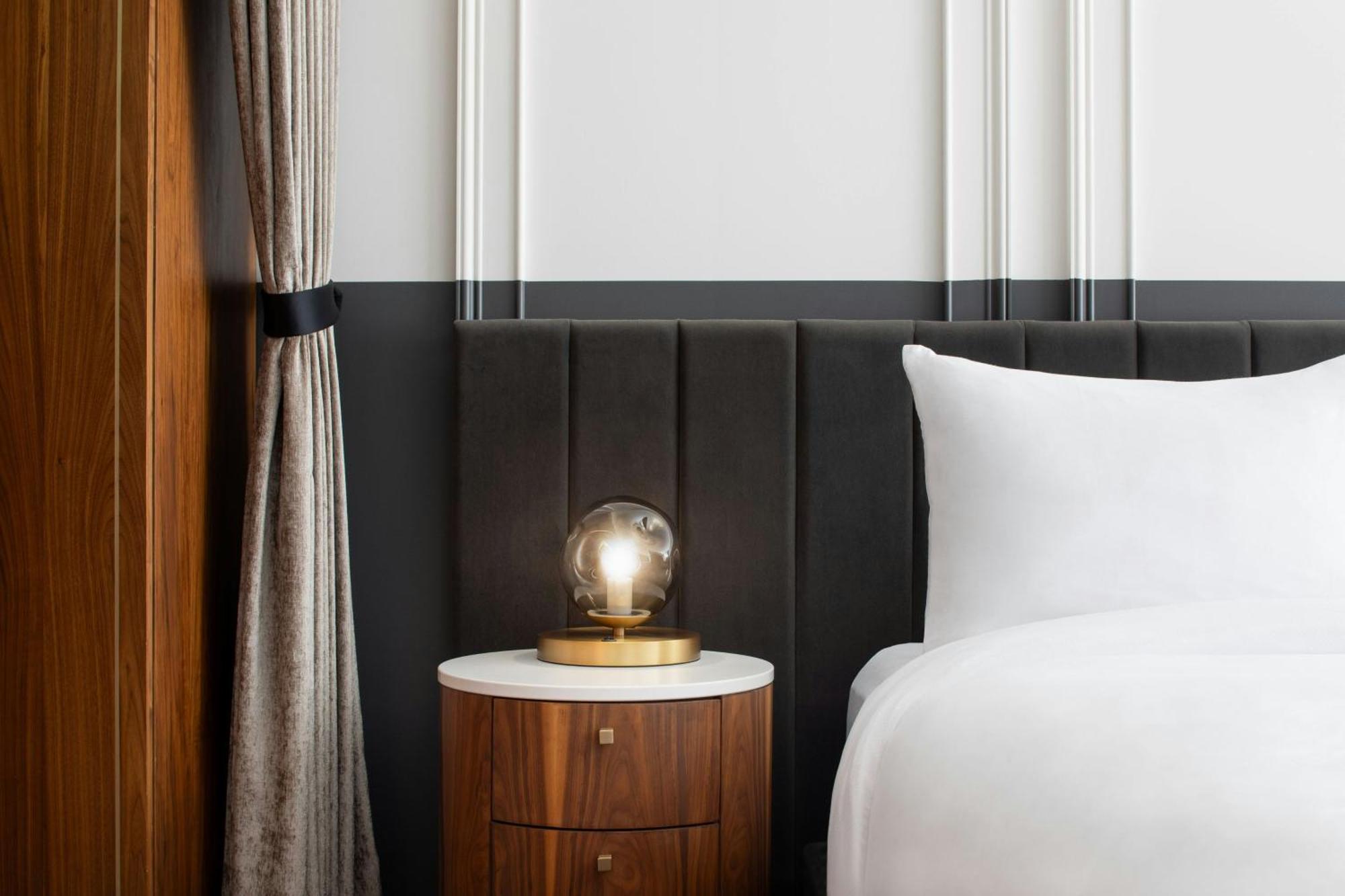 Honeyrose Hotel, Montreal, A Tribute Portfolio Hotel Εξωτερικό φωτογραφία A bedside table