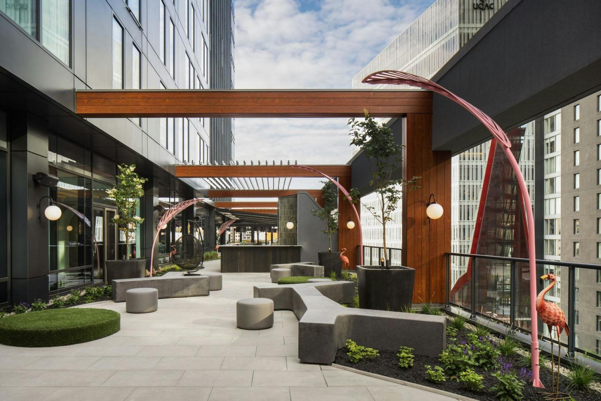 Honeyrose Hotel, Montreal, A Tribute Portfolio Hotel Εξωτερικό φωτογραφία The outdoor patio at the 10th floor of the building