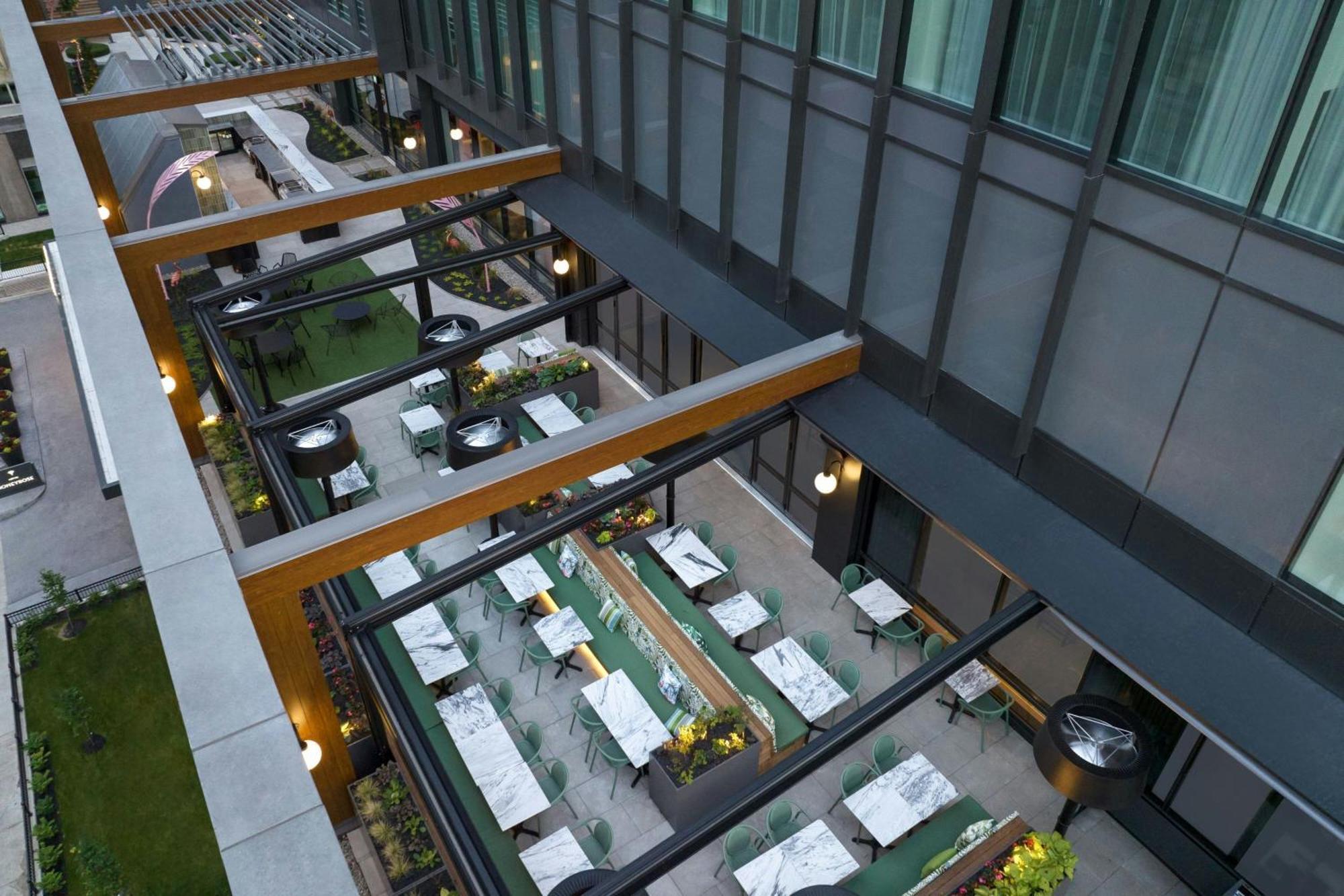 Honeyrose Hotel, Montreal, A Tribute Portfolio Hotel Εξωτερικό φωτογραφία The outdoor dining area at the hotel